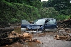 Un automóvil dañado yace en la carretera en la municipalidad de Palin, Escuintla, 46 kilómetros al sur de Ciudad de Guatemala, el 30 de mayo de 2010, tras el paso de la tormenta tropical 'Agatha'.